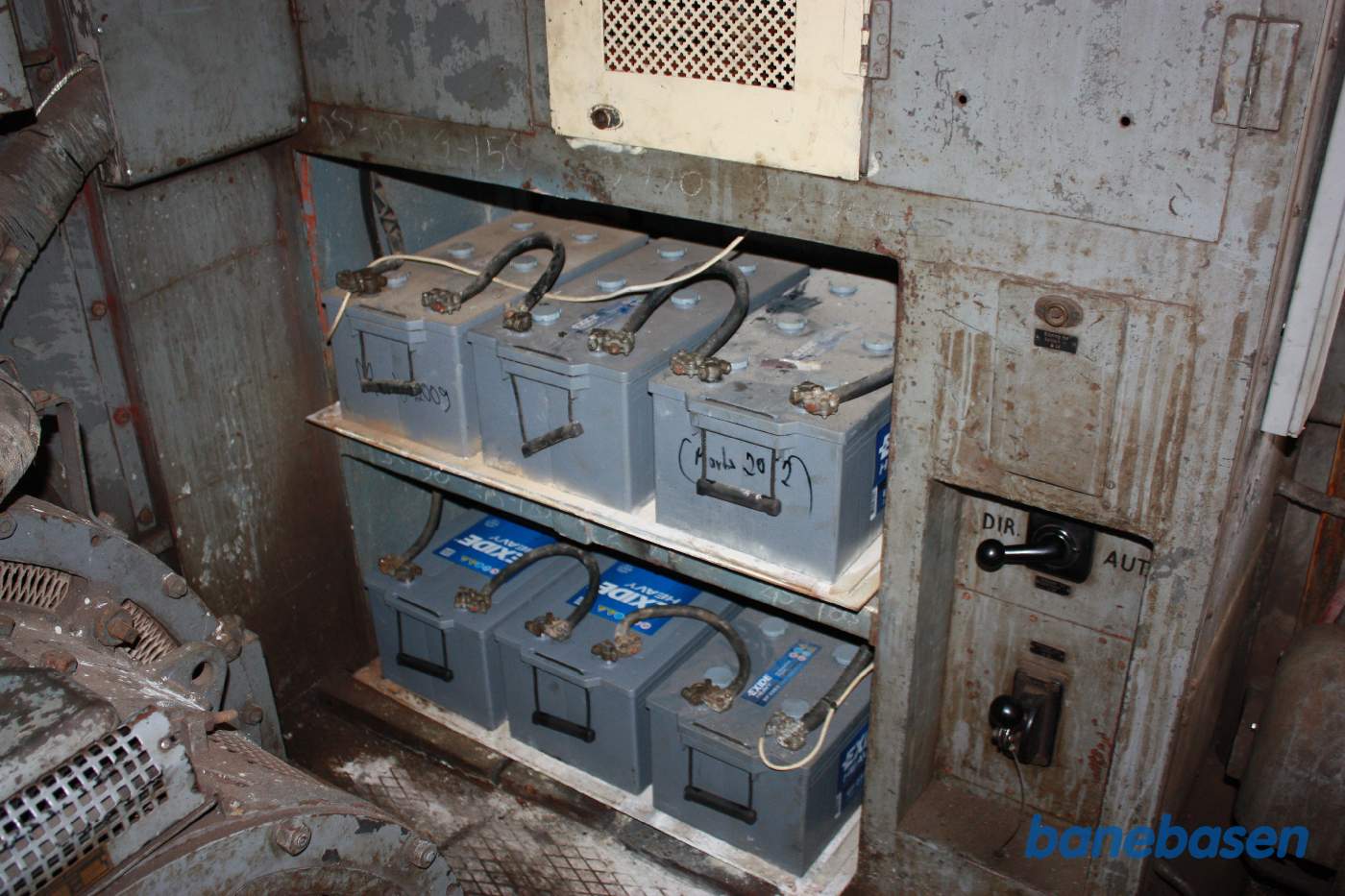 Batterikassen i Marcipanbrødet, hovedafbryderen nede i højre hjørne er indkoblet. Der anvendes standard lastbilbatterier der er for lange, hvorfor frontpladerne ikke kan monteres