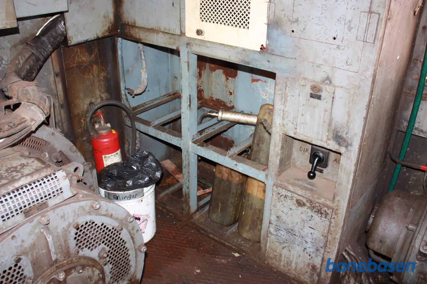 Batterikassen i den modsatte side er tom og anvendt til oliedunke Batterikassen i den modsatte side er tom og anvendt til oliedunke