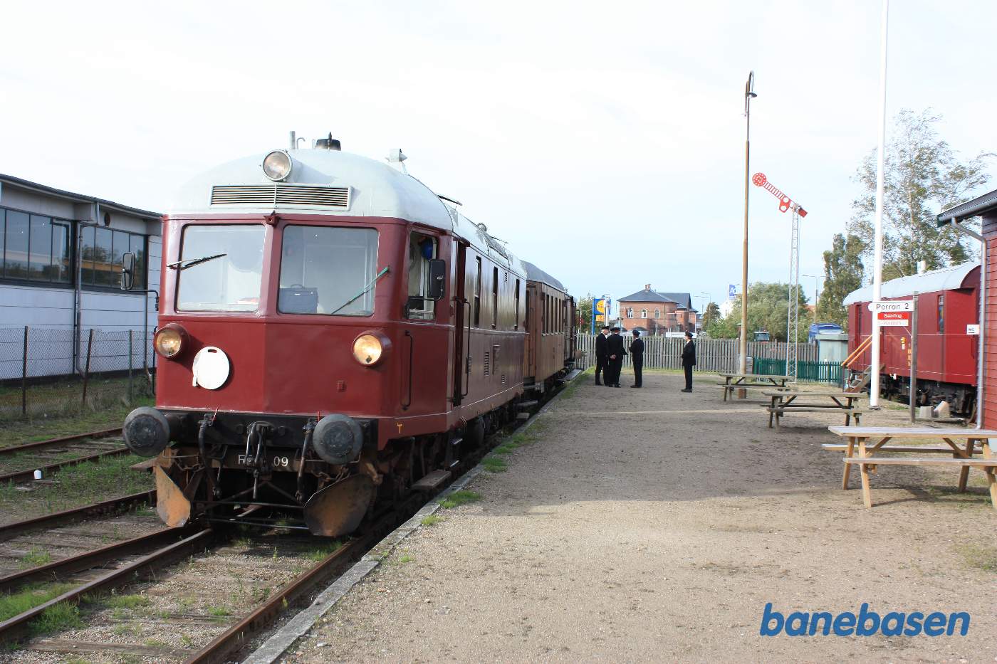 Formiddagens jubilæums særtog holder klar til at køre gæsterne en tur til Korinth og tilbage igen