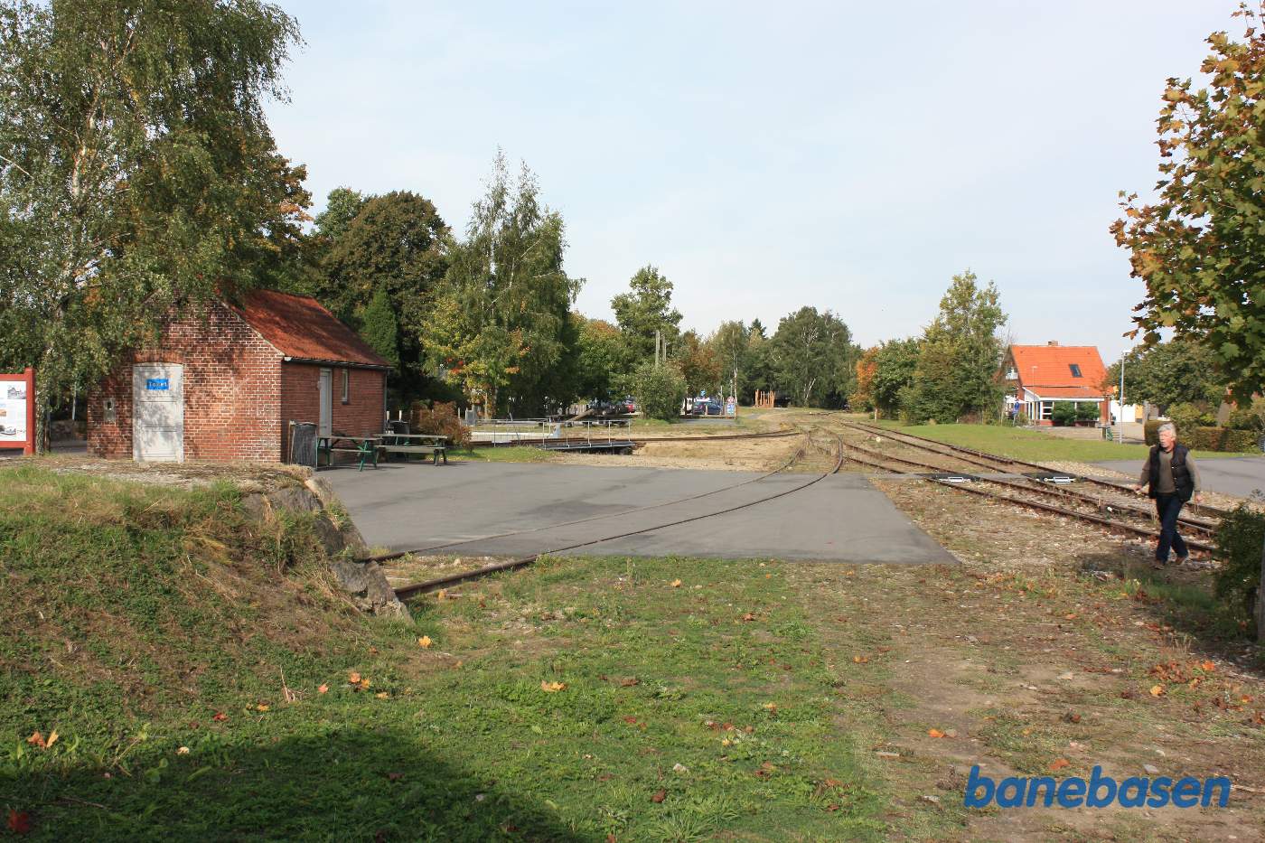 Et vue ud over stationsområdet med ende læsserampe, kolonnehus og drejeskive