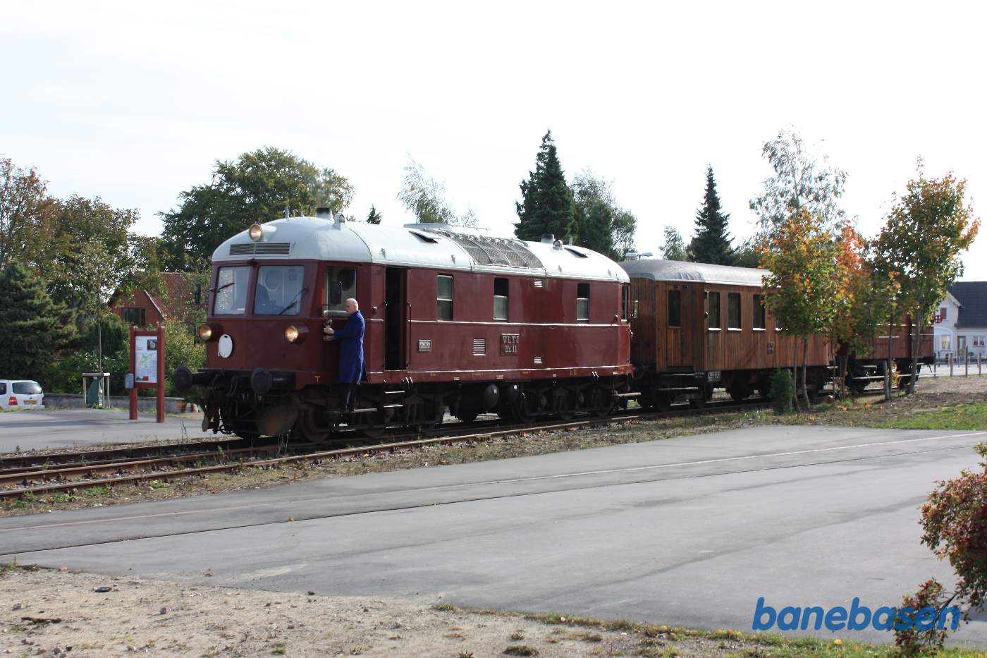Rangering med persontoget. Lokomotivet trækker vognene ud til omløbssporet