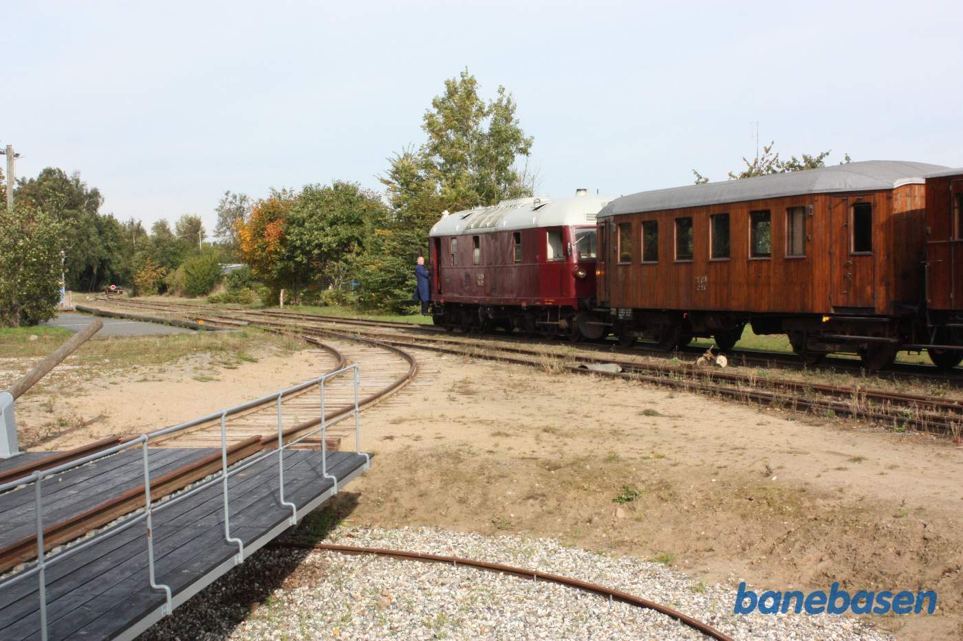 Rangering med persontoget. Lokomotivet trækker vognene ud til omløbssporet