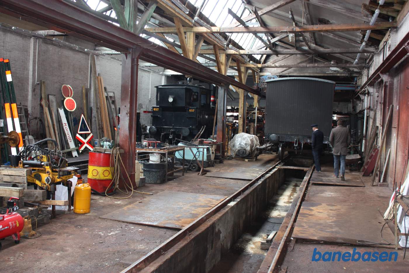 Inde i værkstedet står en F-maskine og en kupé-vogn