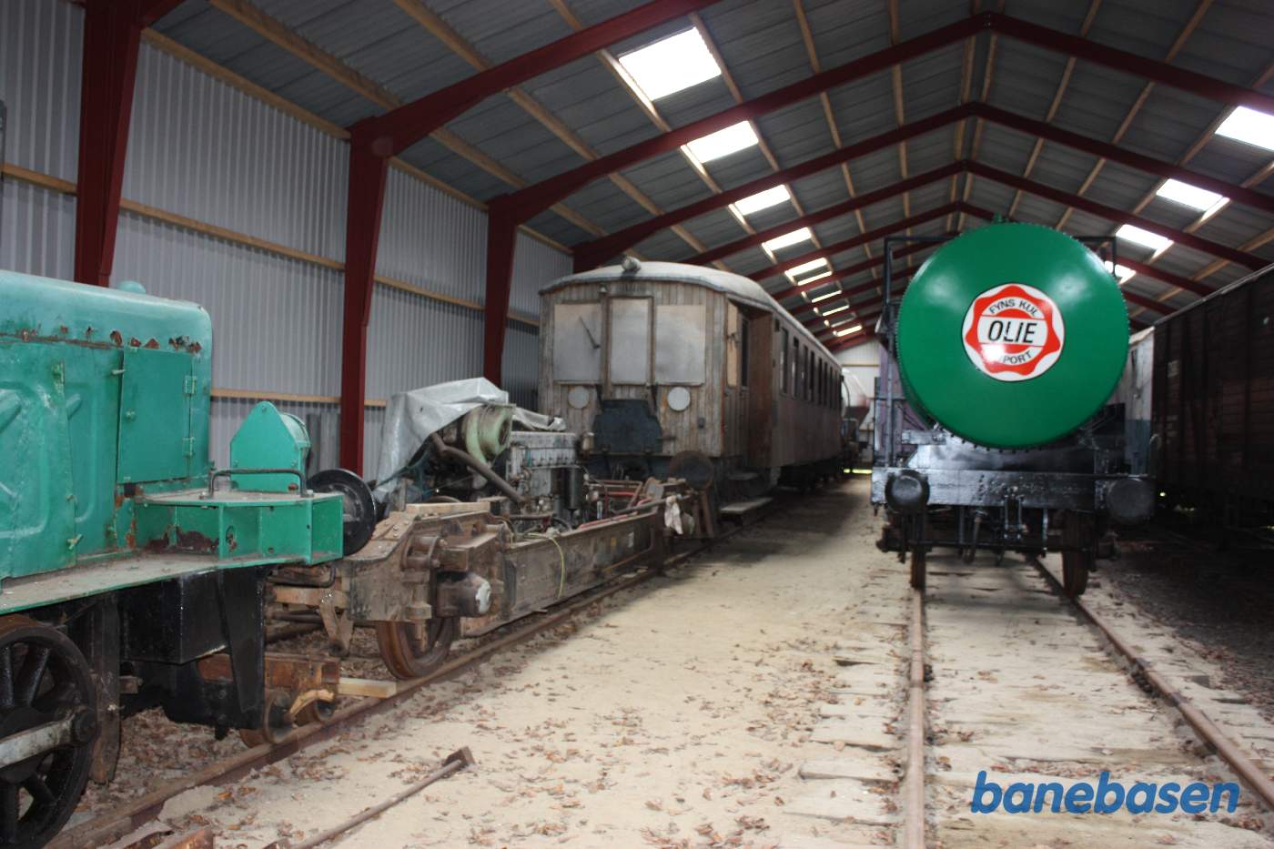 I den nye vognhal i Pejrup står bl.a. en af de lange Triangel motorvogne fra VLTJ med motorbogien forrest