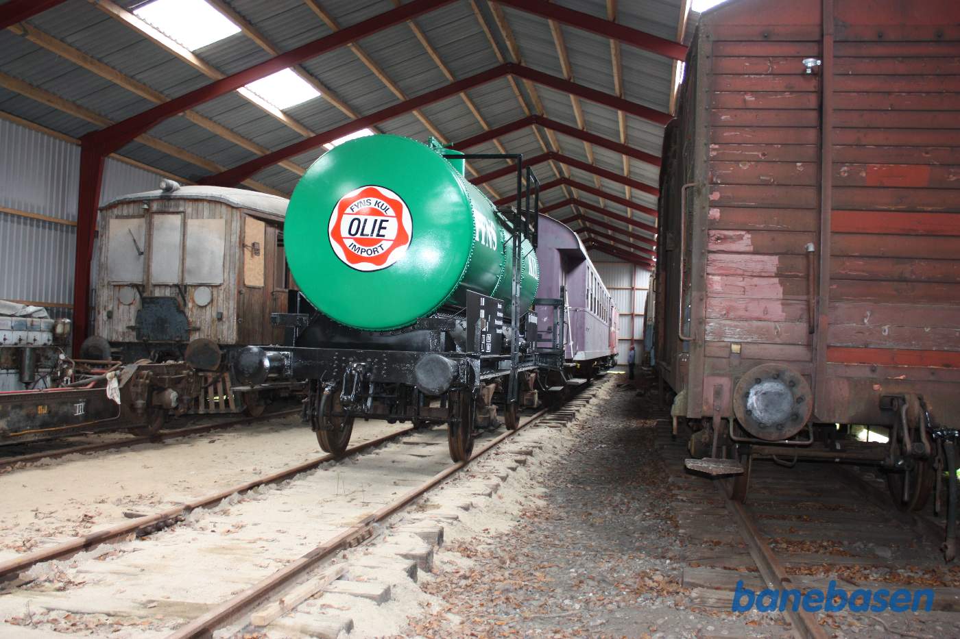 Et vue ind mellem vognene i vognhallen