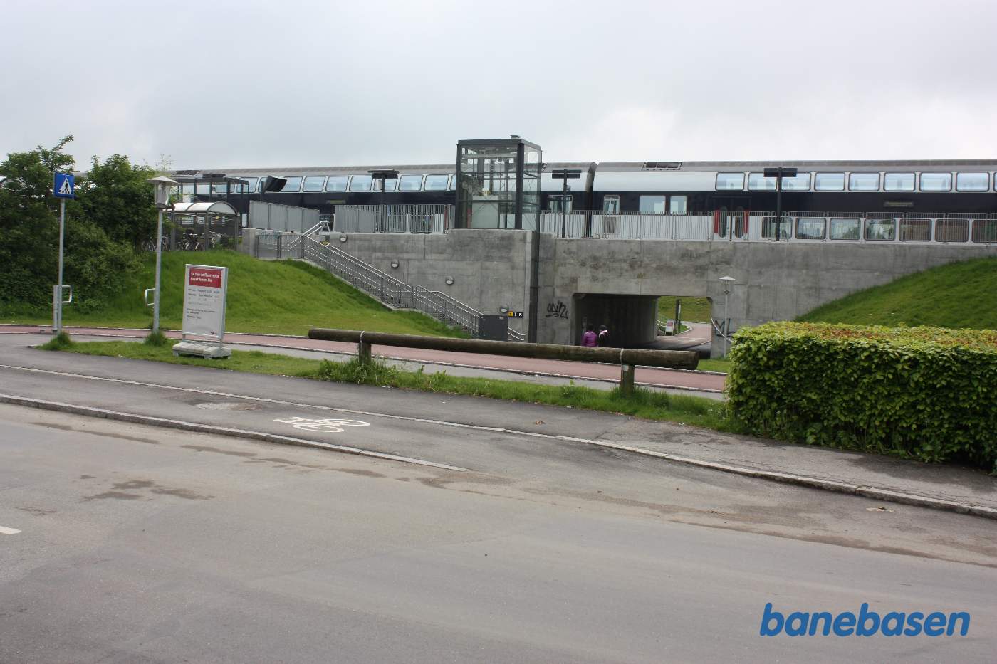 Den nye perrontunnel set fra vejen Den nye perrontunnel set fra vejen