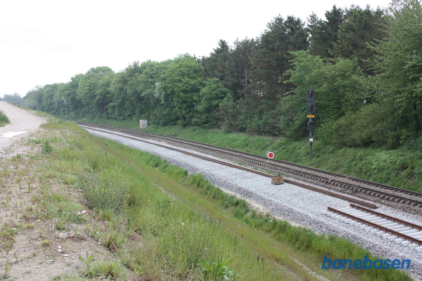 Vi er ude ved I-signalet til Hvalsø og står omtrent hvor den Midtsjællandske bane i sin tid krydsede over