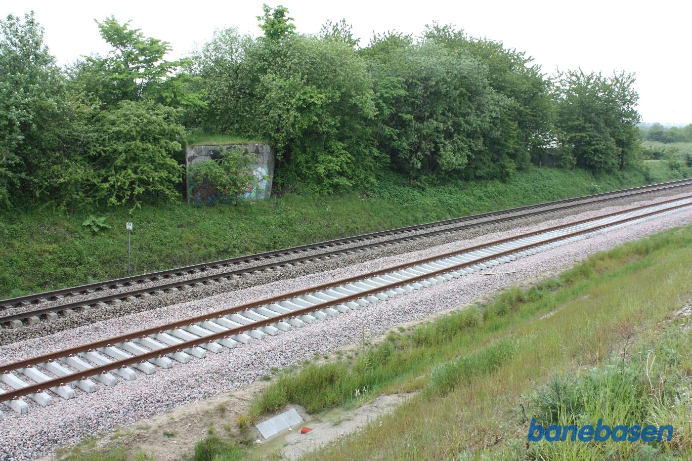 Her ses tydeligt resterne af brofæstet for den Midtsjællandske bane