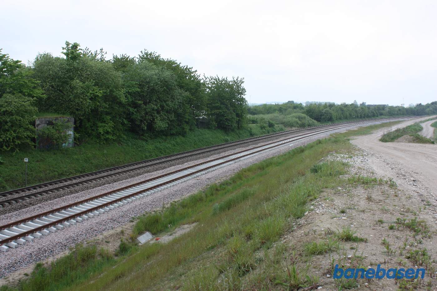 Her ses til venstre tydeligt resterne af brofæstet for den Midtsjællandske bane samt det fine nye dobbeltspor i retning mod Holbæk