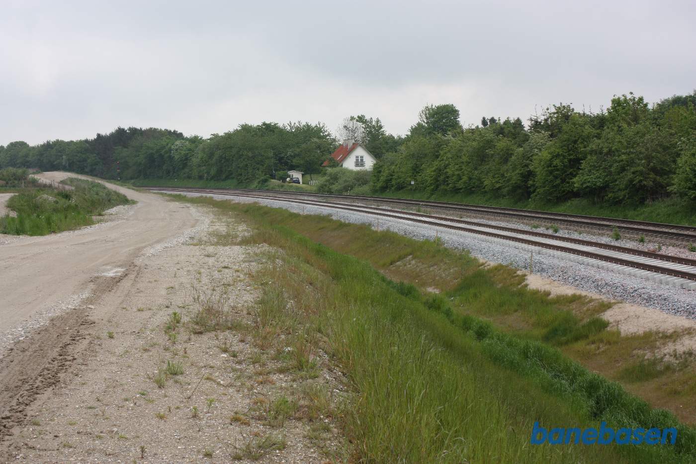 Vi er lidt længere ude, men kan stadig lige skimte I-signalet samt resterne af den Midtsjællandske banedæmning til højre