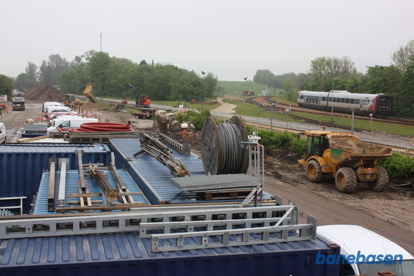 Et vue ud over anlægsprojektets område, set oppe fra den midlertidige container by med kontorer mv. Et vue ud over anlægsprojektets område, set oppe fra den midlertidige container by med kontorer mv.