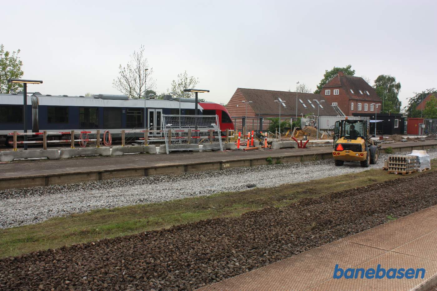 Begge perronspor er fjernet og der arbejdes på den nye gangbro over banen Begge perronspor er fjernet og der arbejdes på den nye gangbro over banen