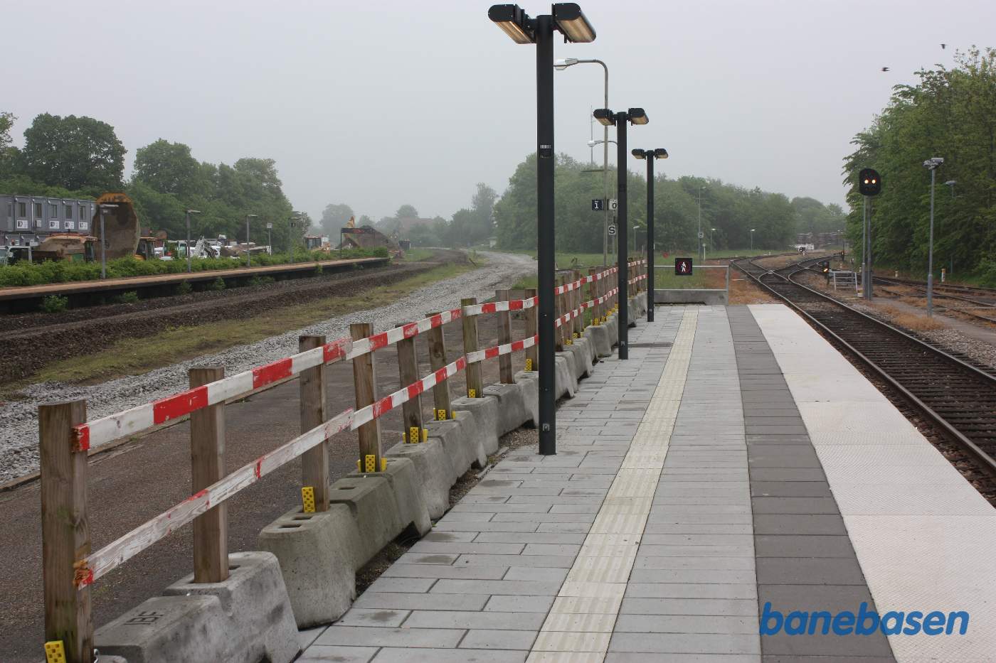 Et vue fra Lokaltogs perron i retning mod Hvalsø. Forbindelsessporet mellem de 2 baner er også fjernet Et vue fra Lokaltogs perron i retning mod Hvalsø. Forbindelsessporet mellem de 2 baner er også fjernet