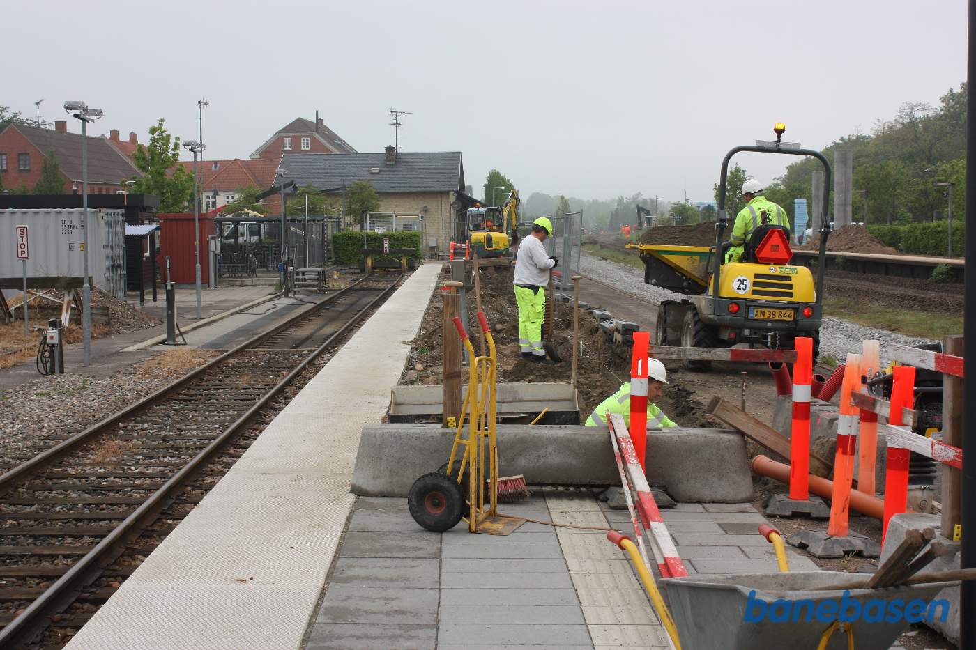 Der anlægges nye perroner og ny kloakering Der anlægges nye perroner og ny kloakering
