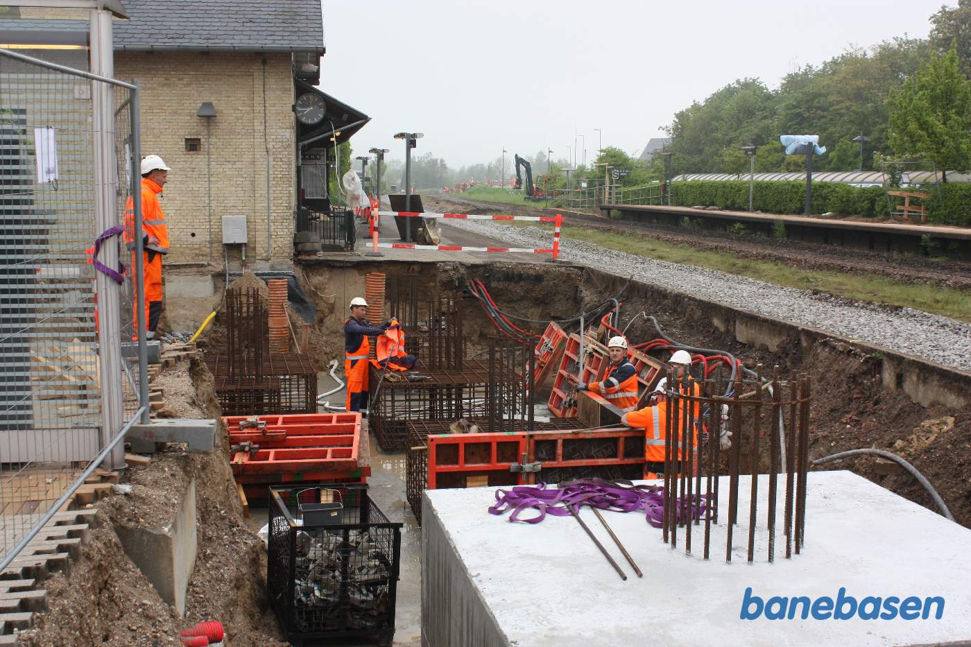 Der skal støbes fundament til den nye gangbro over banen med tilhørende elevator Der skal støbes fundament til den nye gangbro over banen med tilhørende elevator