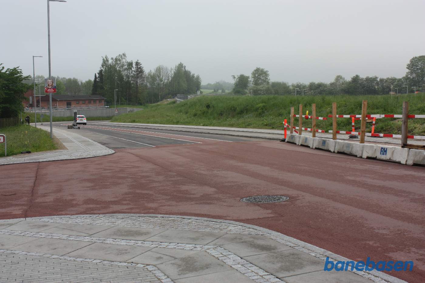 Rampen ned til den nye underføring af vejen til venstre. Banen ses til højre Rampen ned til den nye underføring af vejen til venstre. Banen ses til højre