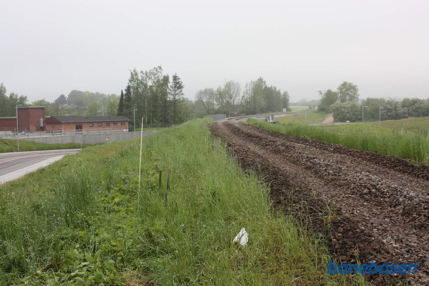 Rampen ned til den nye underføring af vejen til venstre. Banen ses til højre Rampen ned til den nye underføring af vejen til venstre. Banen ses til højre