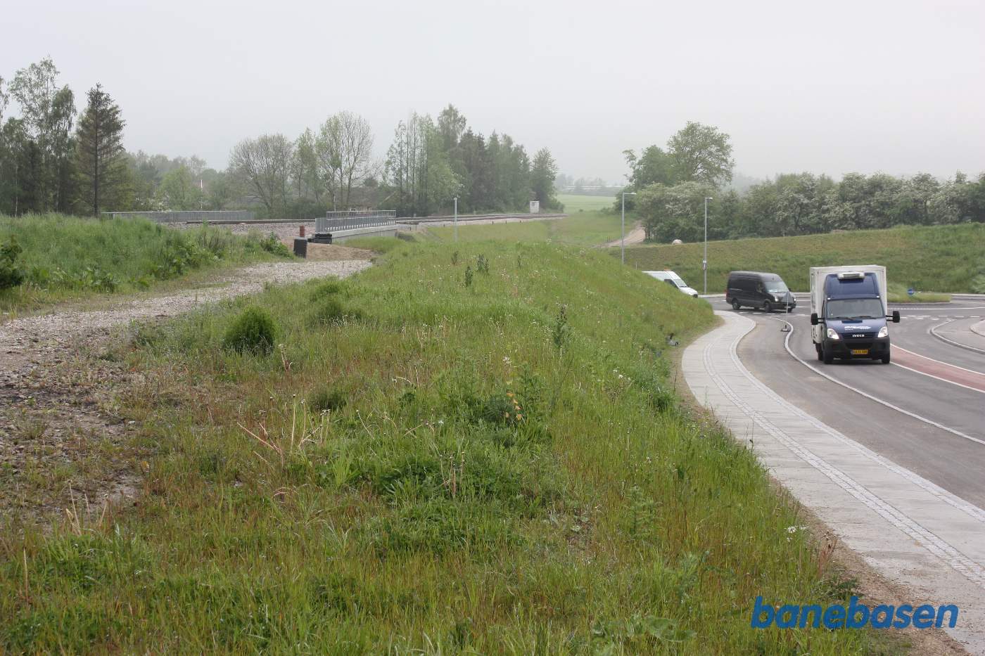 På modsat side er lavet en rundkørsel, banen ses til venstre