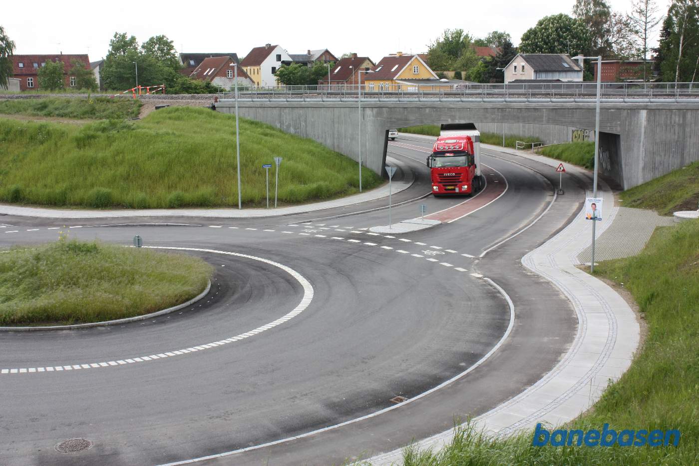 Billede af den nye bro med rundkørslen til venstre Billede af den nye bro med rundkørslen til venstre