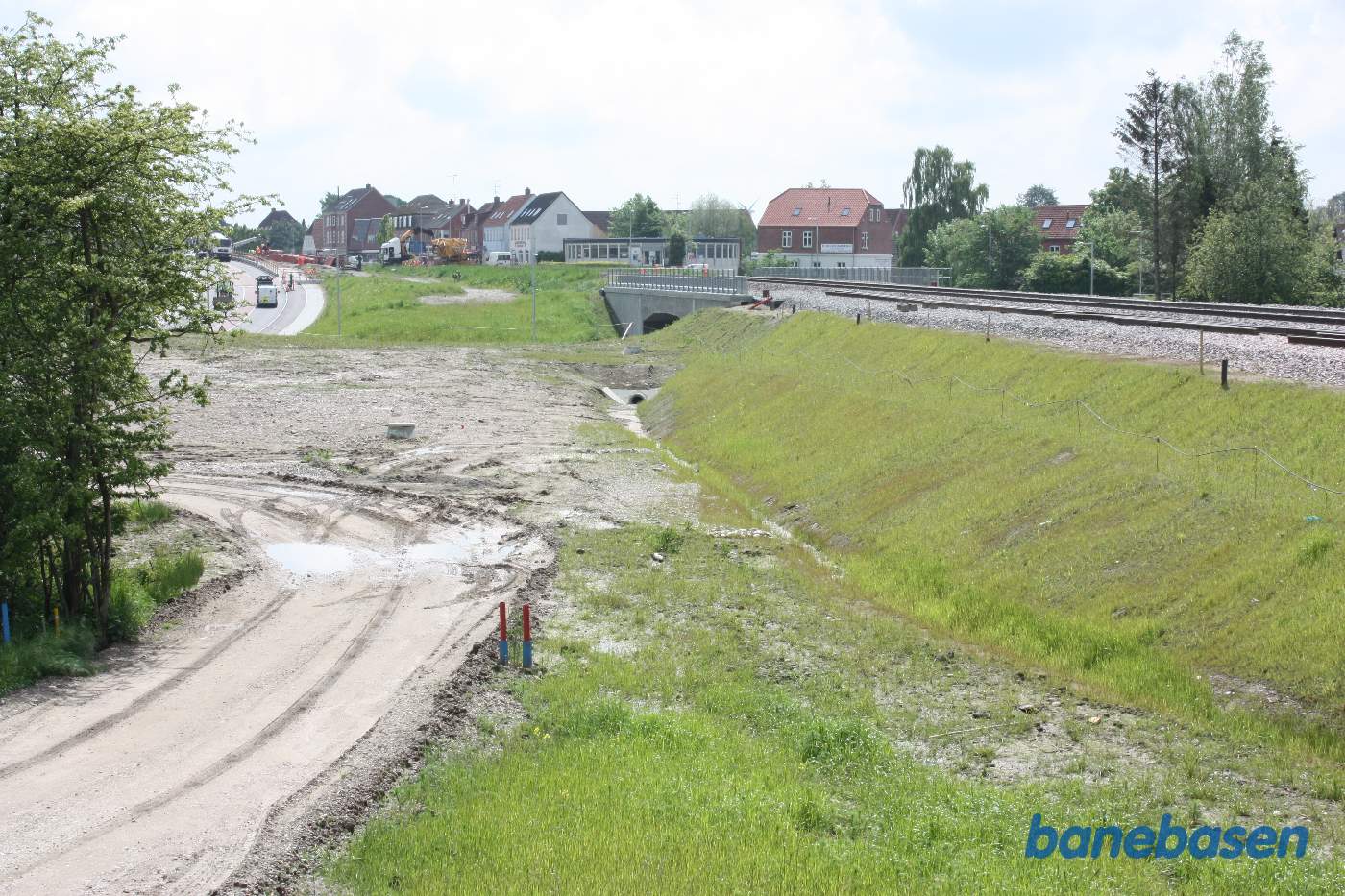 Billede af den nye bro med rundkørslen til venstre nede bag jordvolden Billede af den nye bro med rundkørslen til venstre nede bag jordvolden