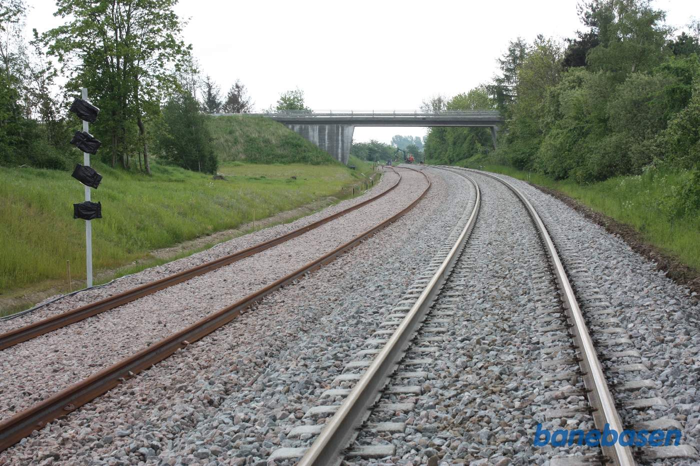 Vi er nu 900 meter fra I-signalet og kigger ind mod Tølløse station. Broen fører Lunderødvej over banen Vi er nu 900 meter fra I-signalet og kigger ind mod Tølløse station. Broen fører Lunderødvej over banen
