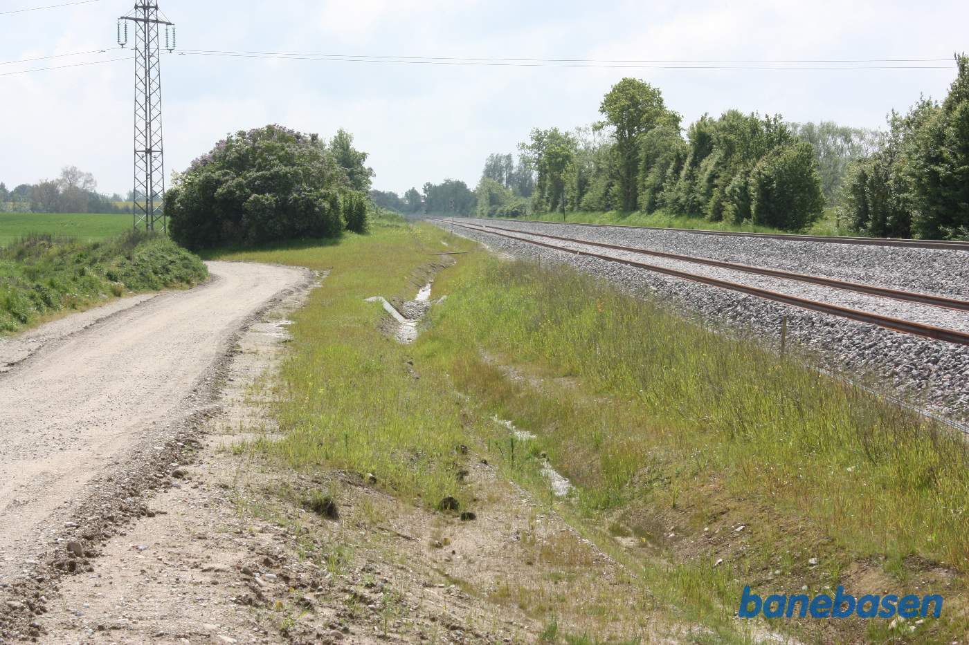 Vi står i nærheden af, hvor Gammel Skovvej i sin tid krydsede banen, og kigger i retning mod Tølløse Vi står i nærheden af, hvor Gammel Skovvej i sin tid krydsede banen, og kigger i retning mod Tølløse