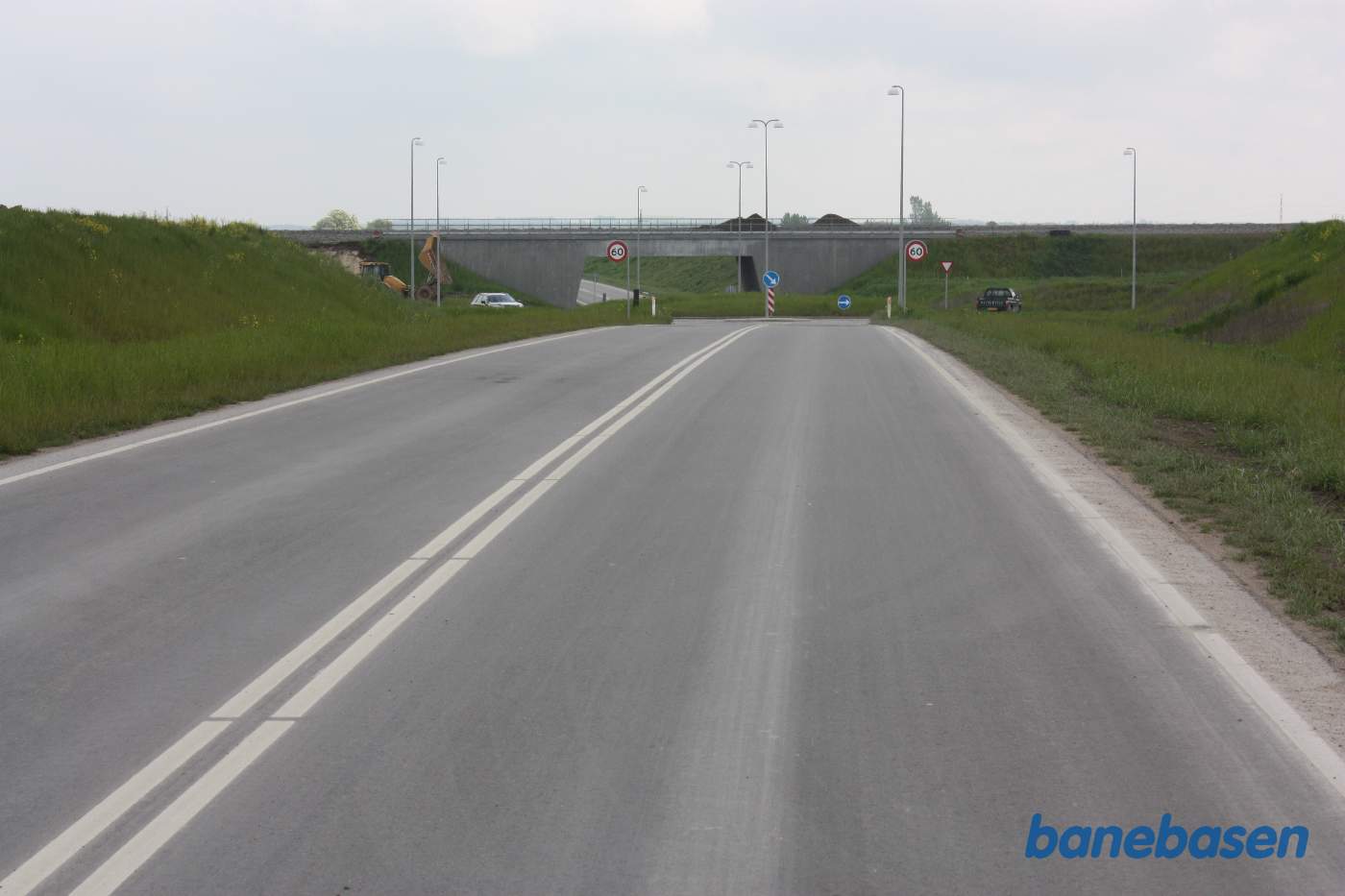 Så er vi i Vipperød med rundkørslen og viadukten for Nygårdsvej. Stationsvej går fra til venstre Så er vi i Vipperød med rundkørslen og viadukten for Nygårdsvej. Stationsvej går fra til venstre