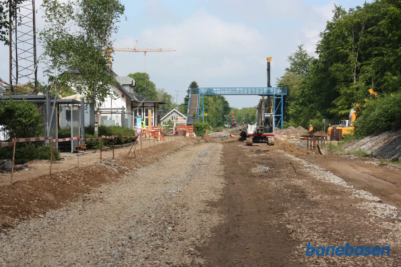 Et vue ind over stationsområdet med relæhytten og stationsbygningen til venstre Et vue ind over stationsområdet med relæhytten og stationsbygningen til venstre