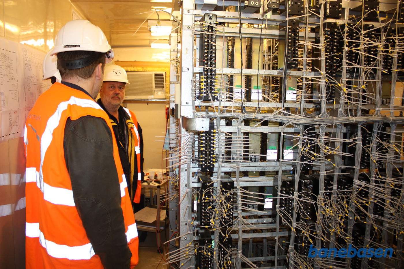 Inde i relæhytten er der travlhed med at trække nye ledninger til de ændrede signaler Inde i relæhytten er der travlhed med at trække nye ledninger til de ændrede signaler