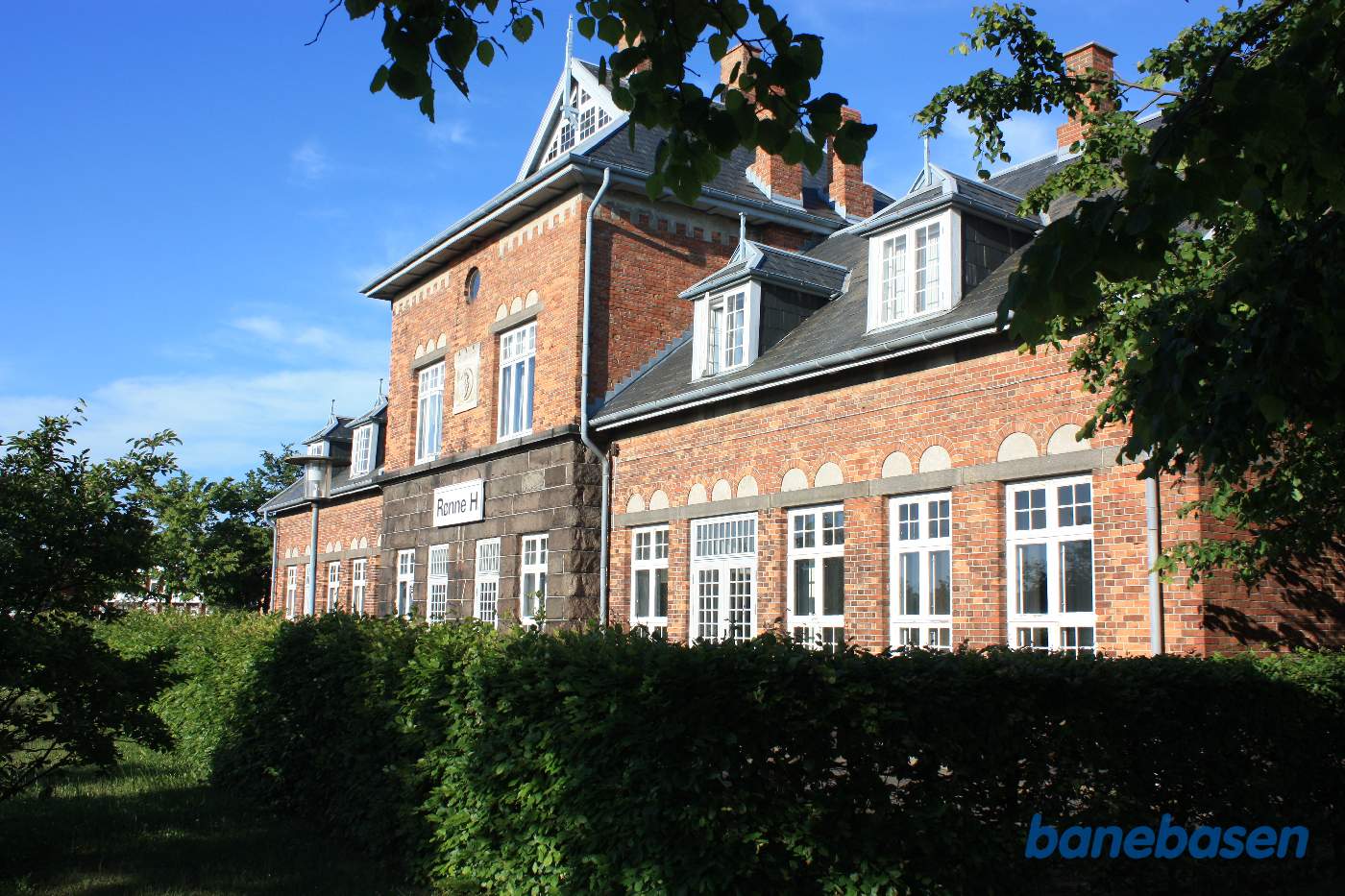 Stationsbygningen set fra perronsiden