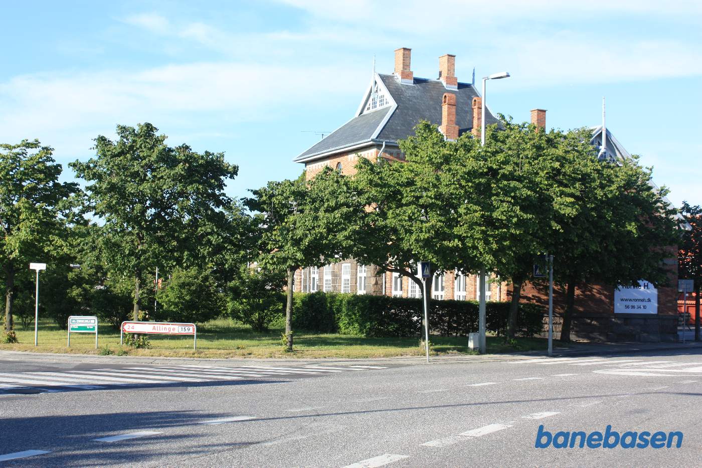 Stationsbygningen set fra perronsiden Stationsbygningen set fra perronsiden