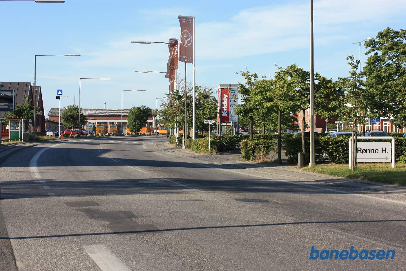 Et vue ud over stationsområdet i retning mod remiser og værksteder, stationsbygningen inde til højre Et vue ud over stationsområdet i retning mod remiser og værksteder, stationsbygningen inde til højre