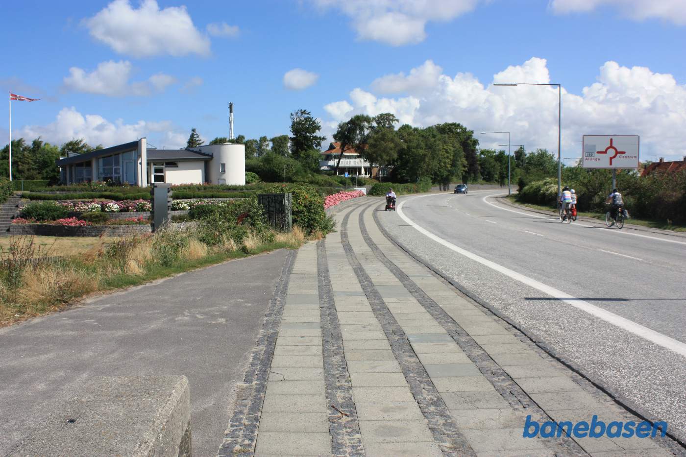 Nu står vi på banedæmningen ved åen og kigger mod Rønne Nord der lå rundt i kurven