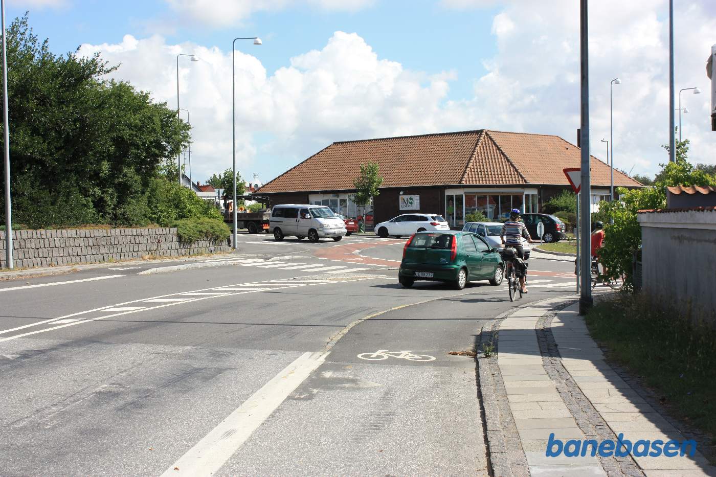 Her i venstre side af rundkørslen lå overkørslen med Store Torvegade. Banen gik lige ind gennem det store hjørnevindue overfor Her i venstre side af rundkørslen lå overkørslen med Store Torvegade. Banen gik lige ind gennem det store hjørnevindue overfor