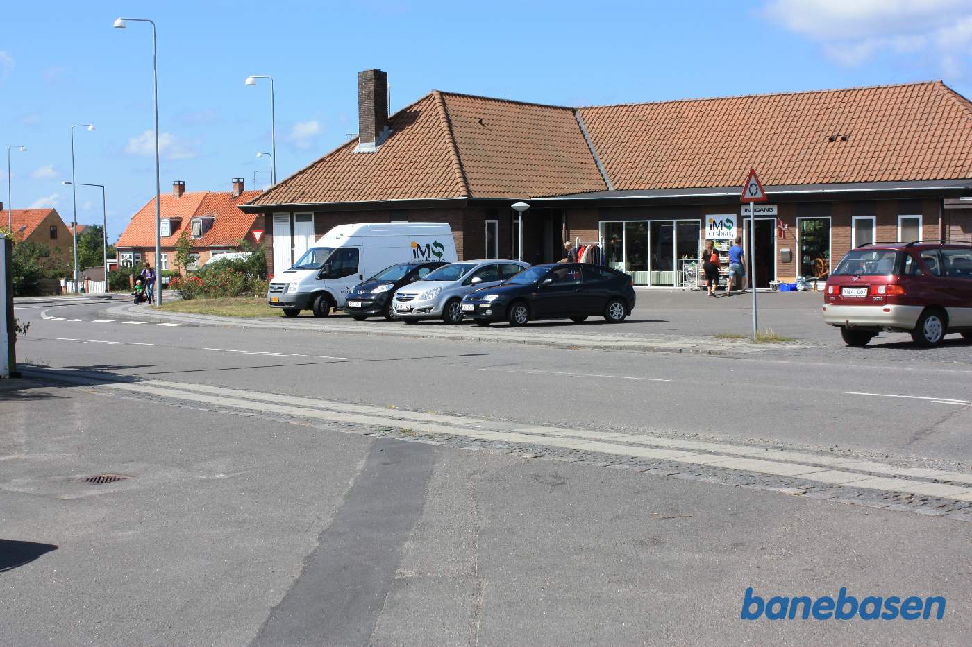 Banen kom ud fra bygningen lige ved lyslampen bag den sorte bil