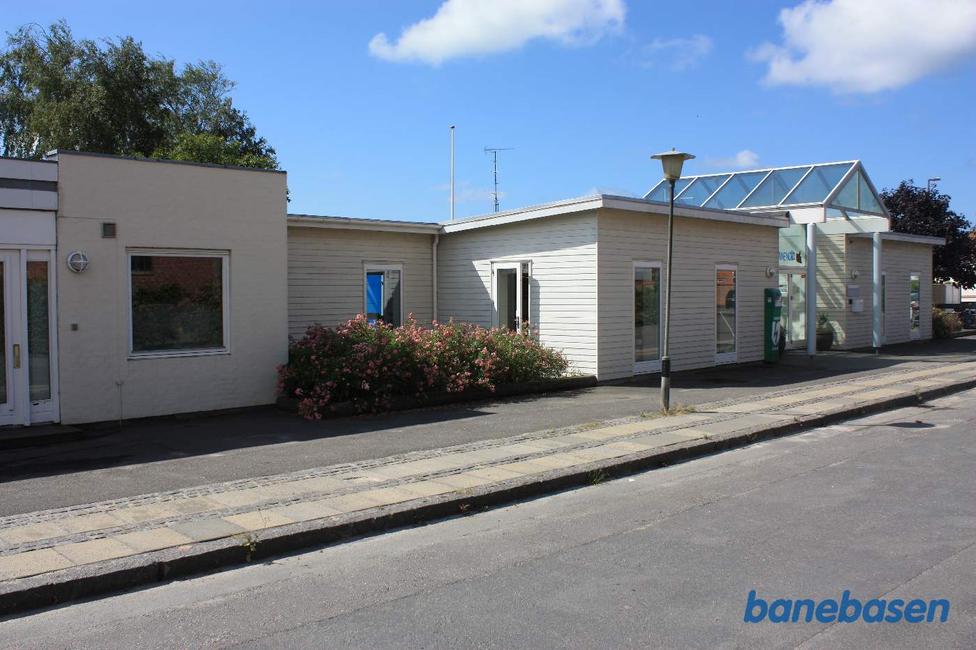 Her lå stationsbygningen for Rønne Nord