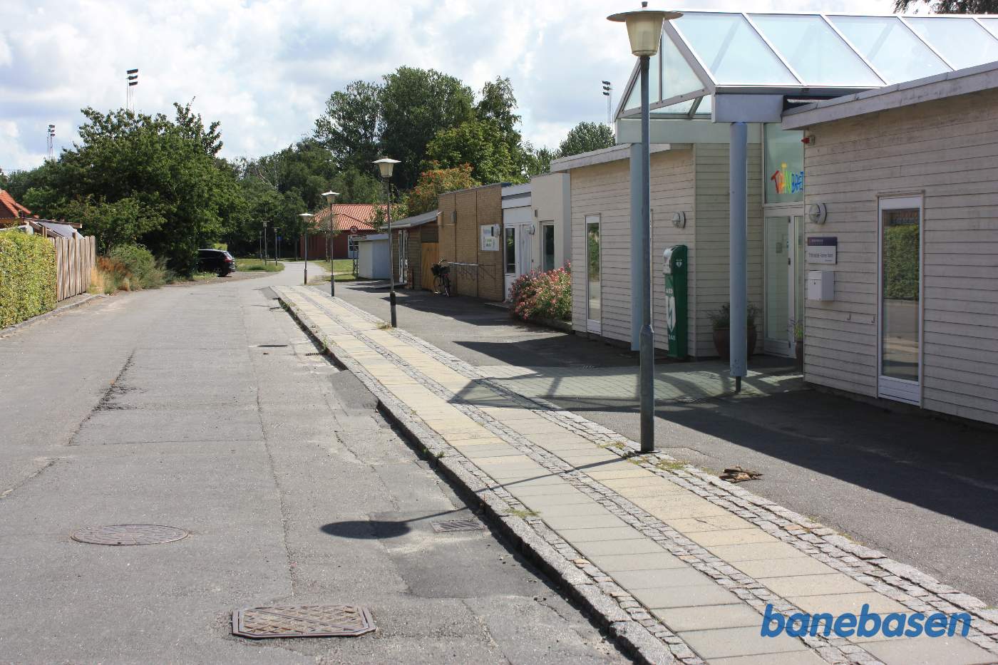 Et vue ud over stationsområdet, hvor der lå skinner. Stien længere fremme er nordbanen til Allinge