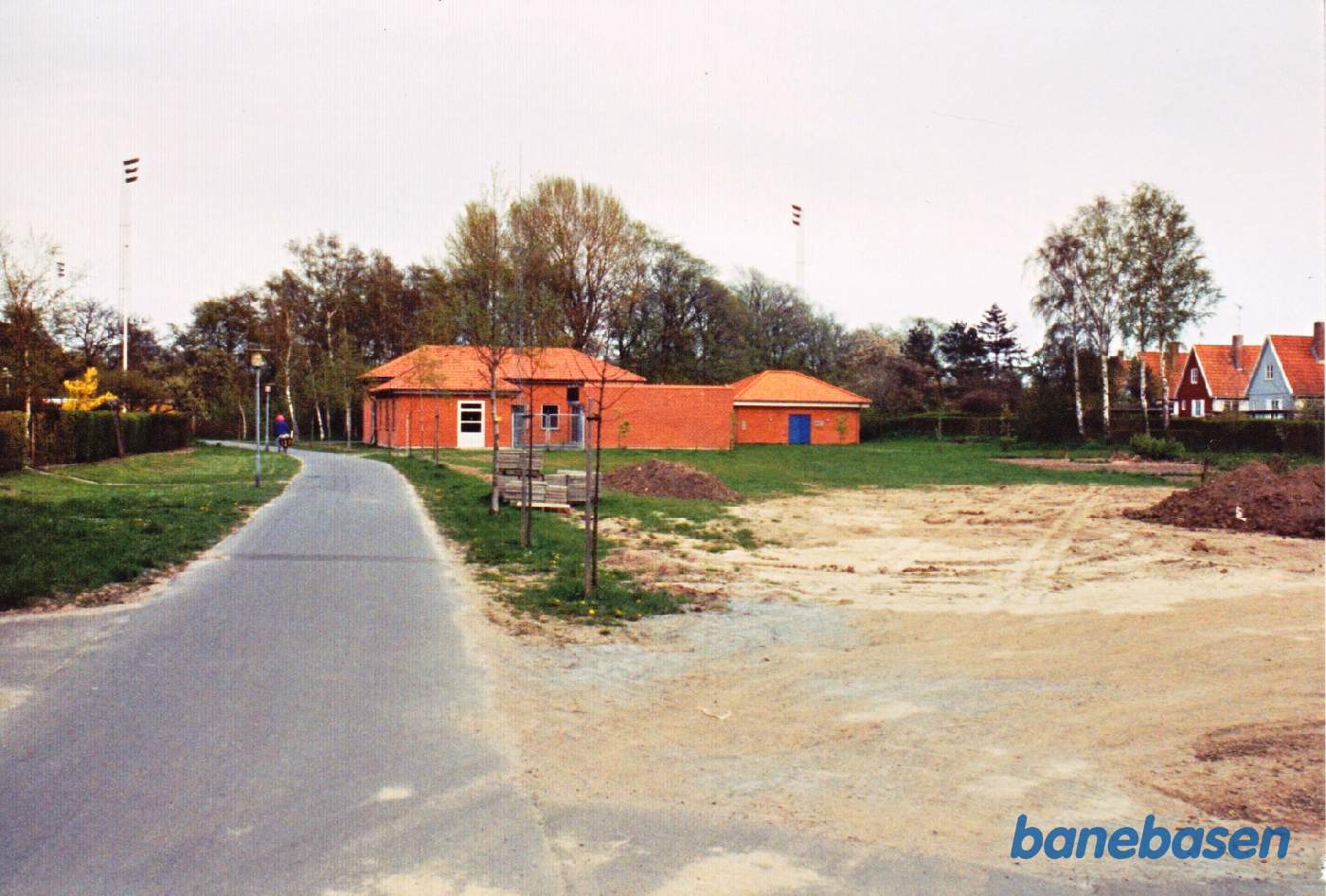 Et vue ud over stationsområdet, hvor der lå skinner. Stien længere fremme er nordbanen til Allinge. Banen til Nexø gik over mod højre Et vue ud over stationsområdet, hvor der lå skinner. Stien længere fremme er nordbanen til Allinge. Banen til Nexø gik over mod højre