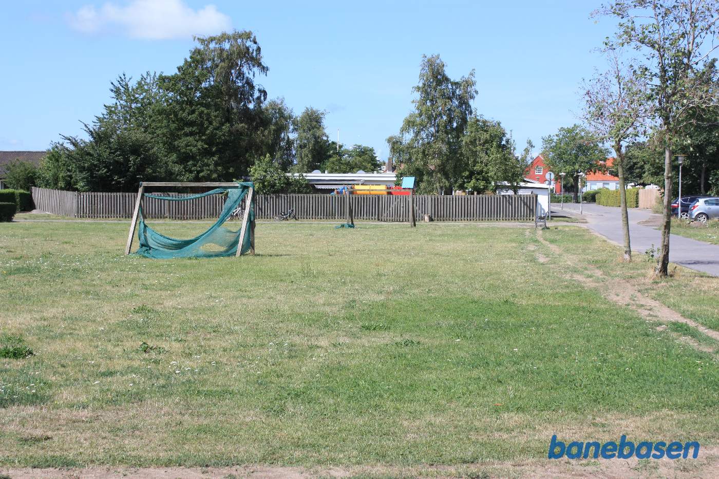 Et vue ud over stationsområdet i retning mod stationsbygningen, der lå inde bag plankeværket Et vue ud over stationsområdet i retning mod stationsbygningen, der lå inde bag plankeværket