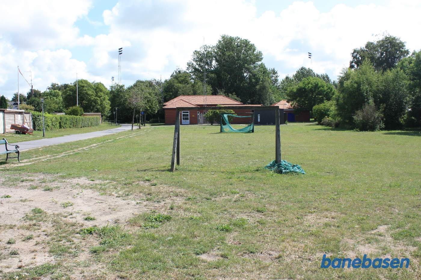 Et vue ud over stationsområdet, hvor der lå skinner. Stien længere fremme til venstre er nordbanen til Allinge og banen til Nexø gik til højre Et vue ud over stationsområdet, hvor der lå skinner. Stien længere fremme til venstre er nordbanen til Allinge og banen til Nexø gik til højre