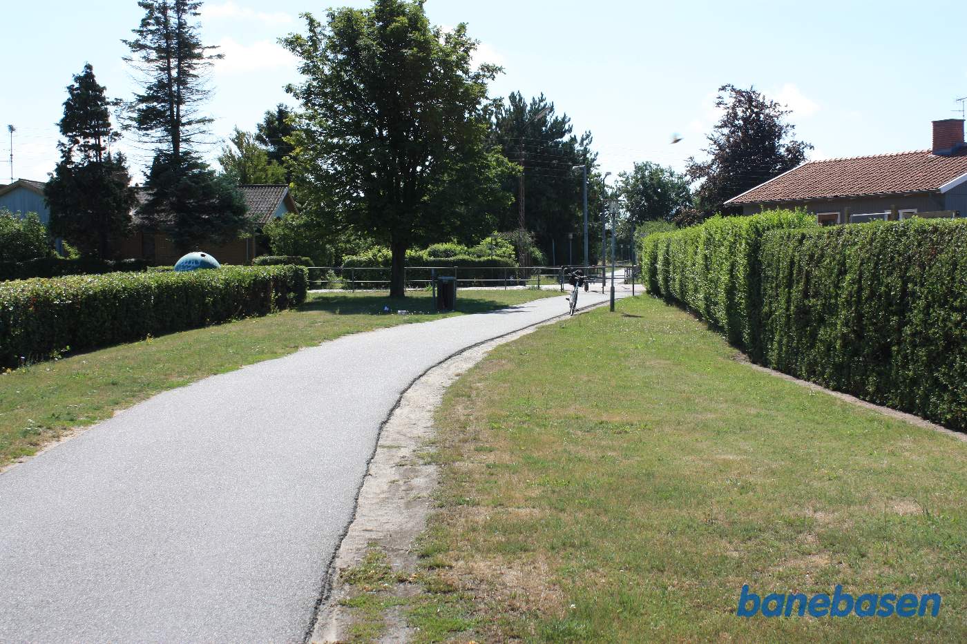 Vi er lige før overkørslen med Byledsgade, hvor der er sket flere ulykker. Vi kigger i retning mod Nexø Vi er lige før overkørslen med Byledsgade, hvor der er sket flere ulykker. Vi kigger i retning mod Nexø