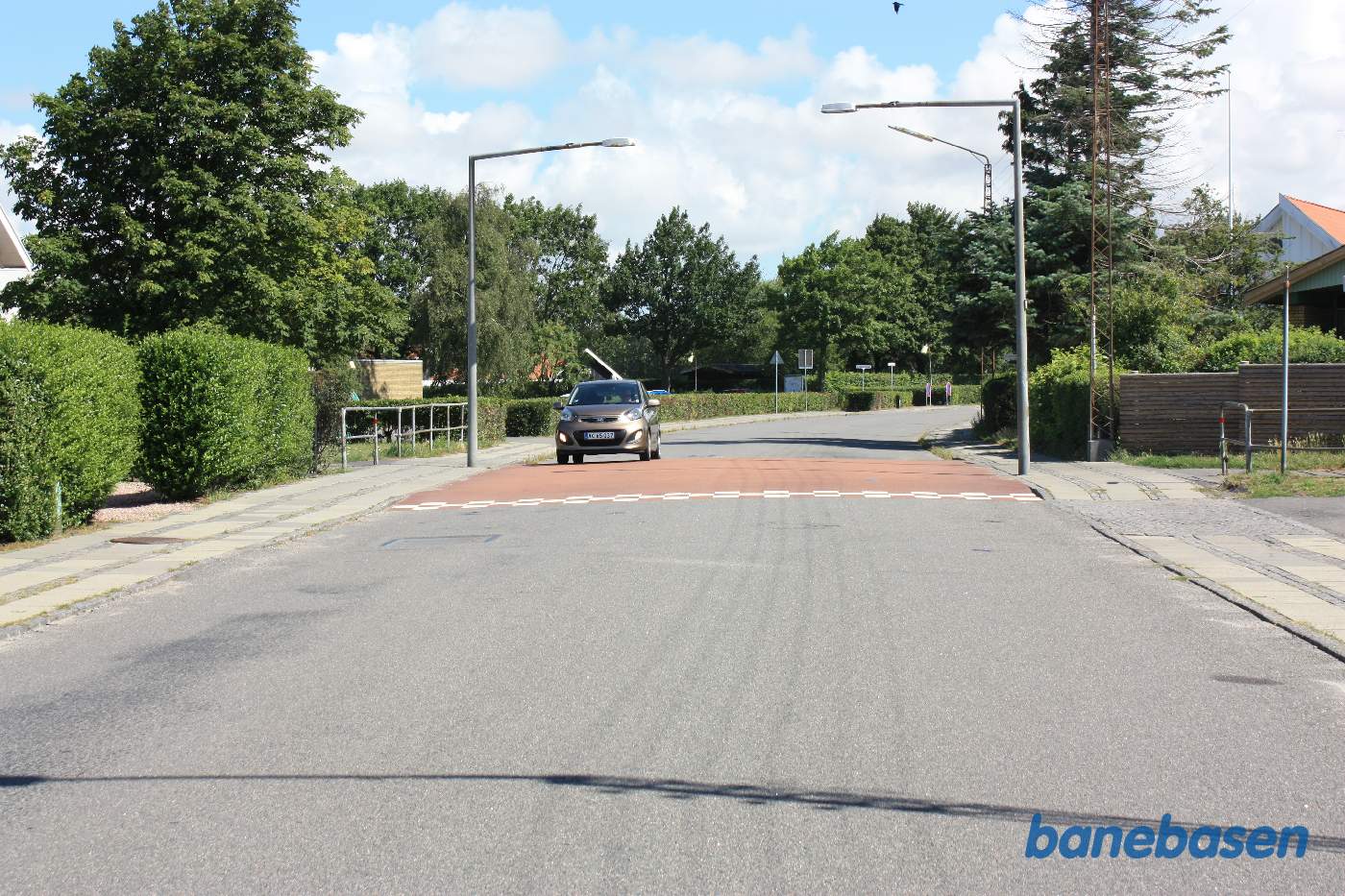 Byledsgade. Jernbaneoverkørslen lå der hvor asfalten er farvet rød, Rønne Nord til venstre og Nexø til højre Byledsgade. Jernbaneoverkørslen lå der hvor asfalten er farvet rød, Rønne Nord til venstre og Nexø til højre