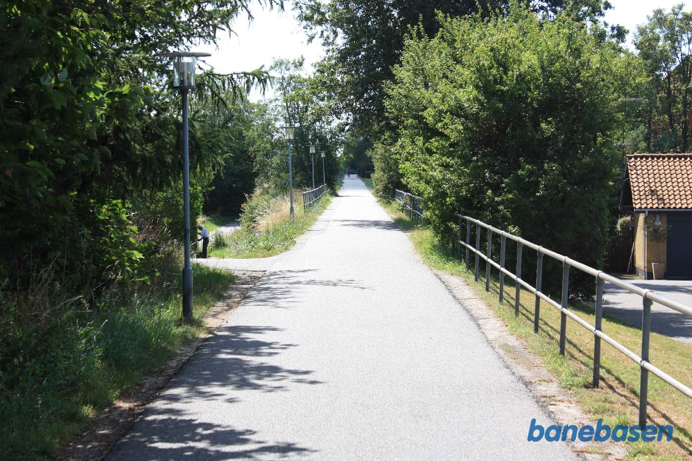 Banestien rundt om byen set i retning mod Nexø, åen krydser vi over lidt længere fremme