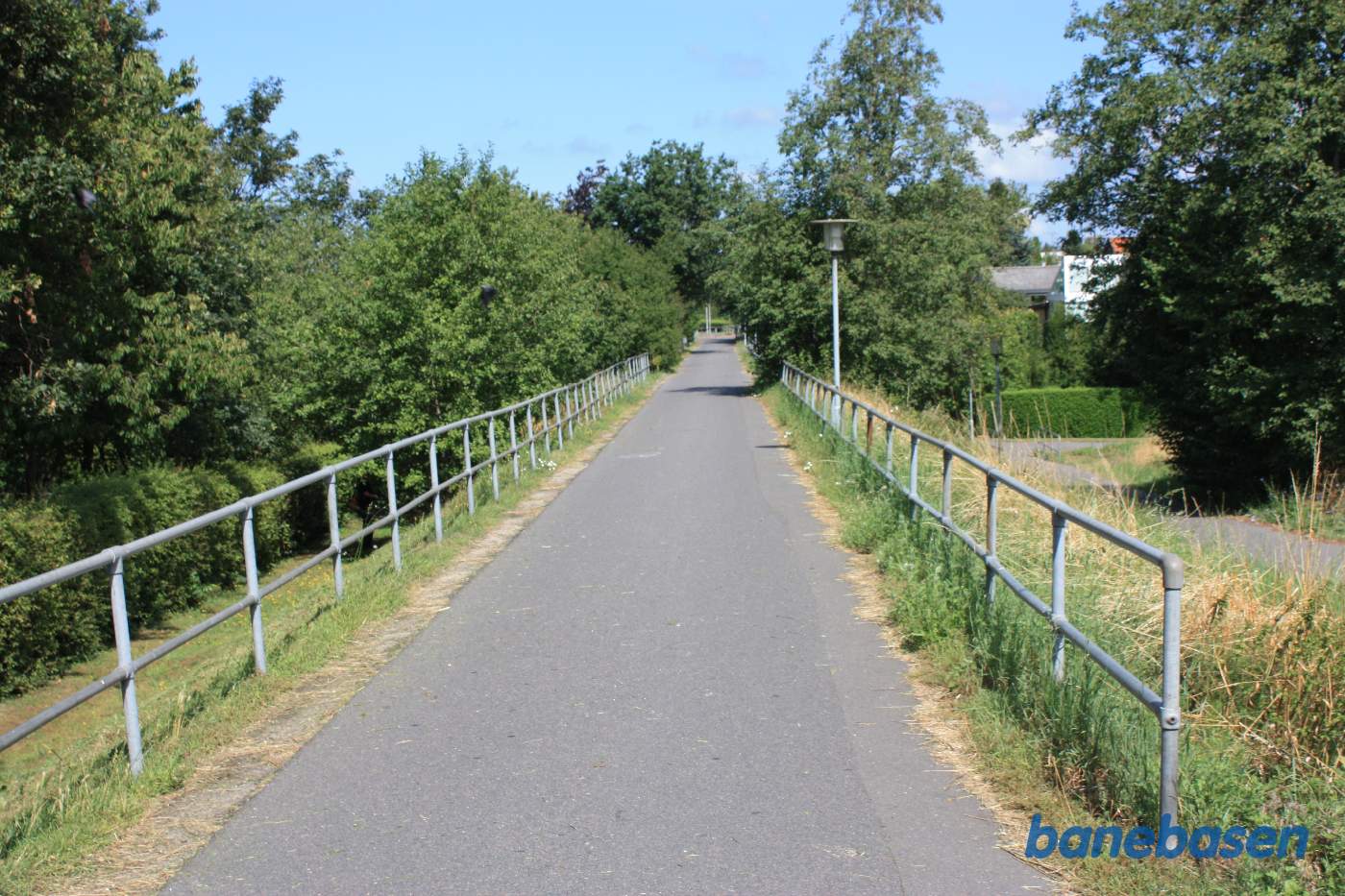 Banestien rundt om byen set i retning mod Rønne H, åen krydser vi over lidt længere fremme Banestien rundt om byen set i retning mod Rønne H, åen krydser vi over lidt længere fremme