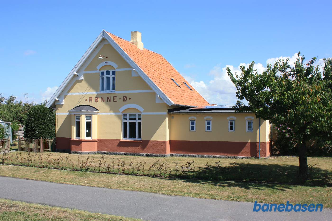 Stationsbygningen set fra banen Stationsbygningen set fra banen