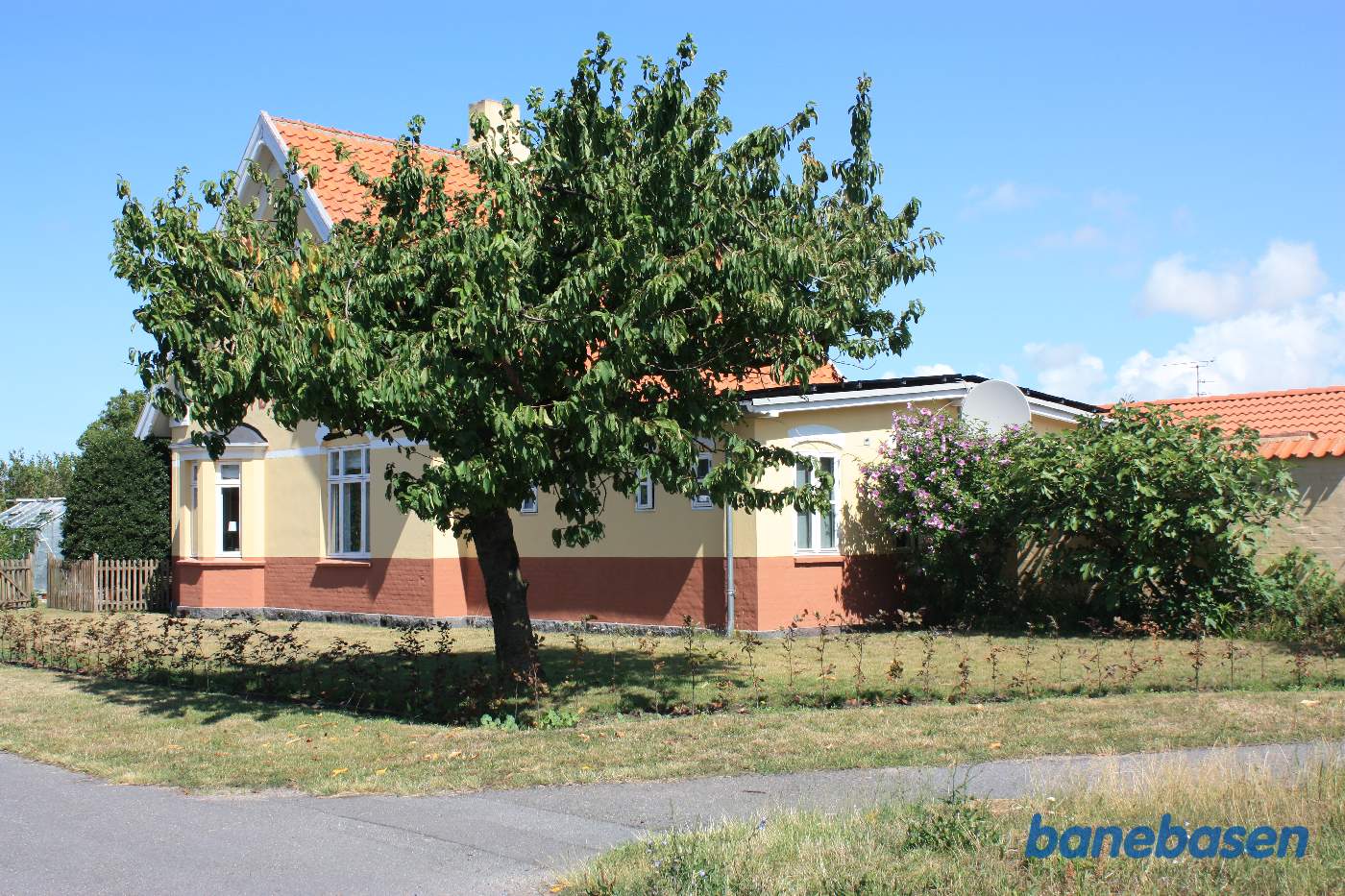 Stationsbygningen set fra banen Stationsbygningen set fra banen