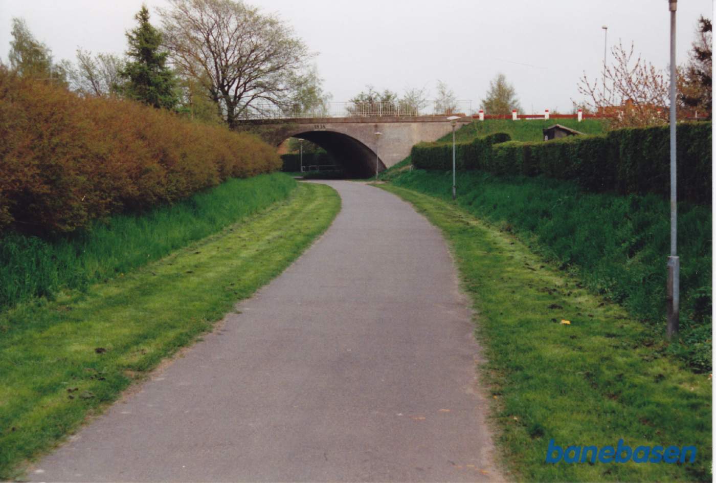 Vejbroen over banen for Almindingsvej set i retning mod Nexø Vejbroen over banen for Almindingsvej set i retning mod Nexø