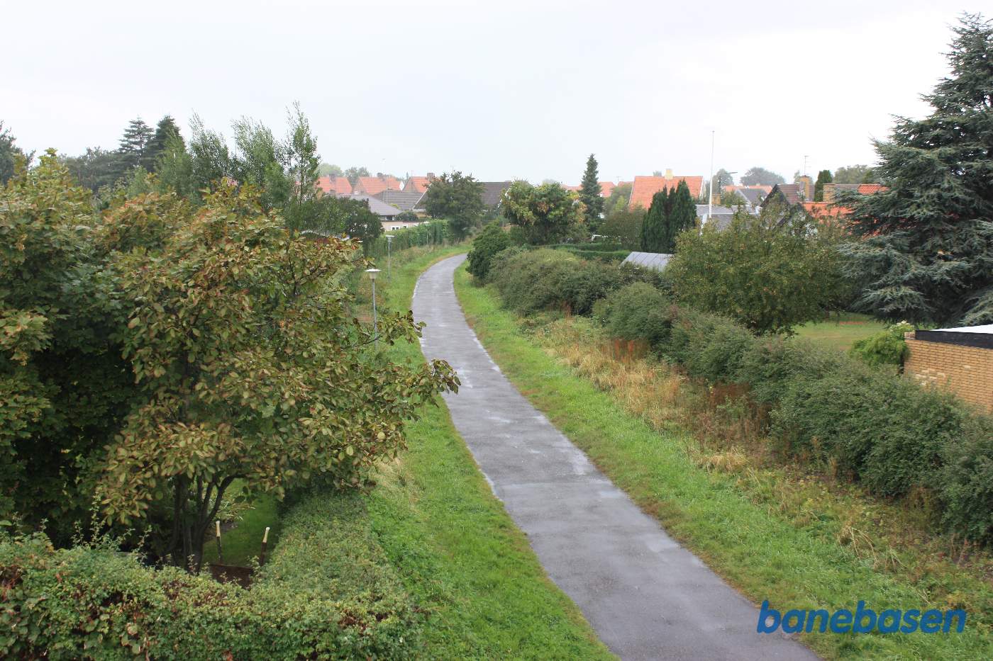 Oppe fra vejbroen på Almindingsvej, er der et fint vue rundt i kurven mod Rønne Ø Oppe fra vejbroen på Almindingsvej, er der et fint vue rundt i kurven mod Rønne Ø