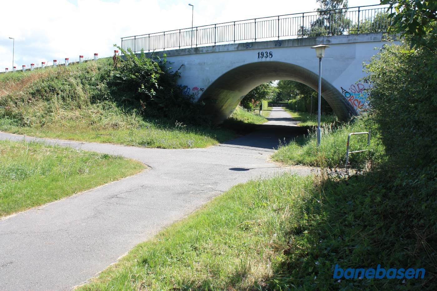 Et kig ind under broen fra 1938. Ude for enden slutter stien