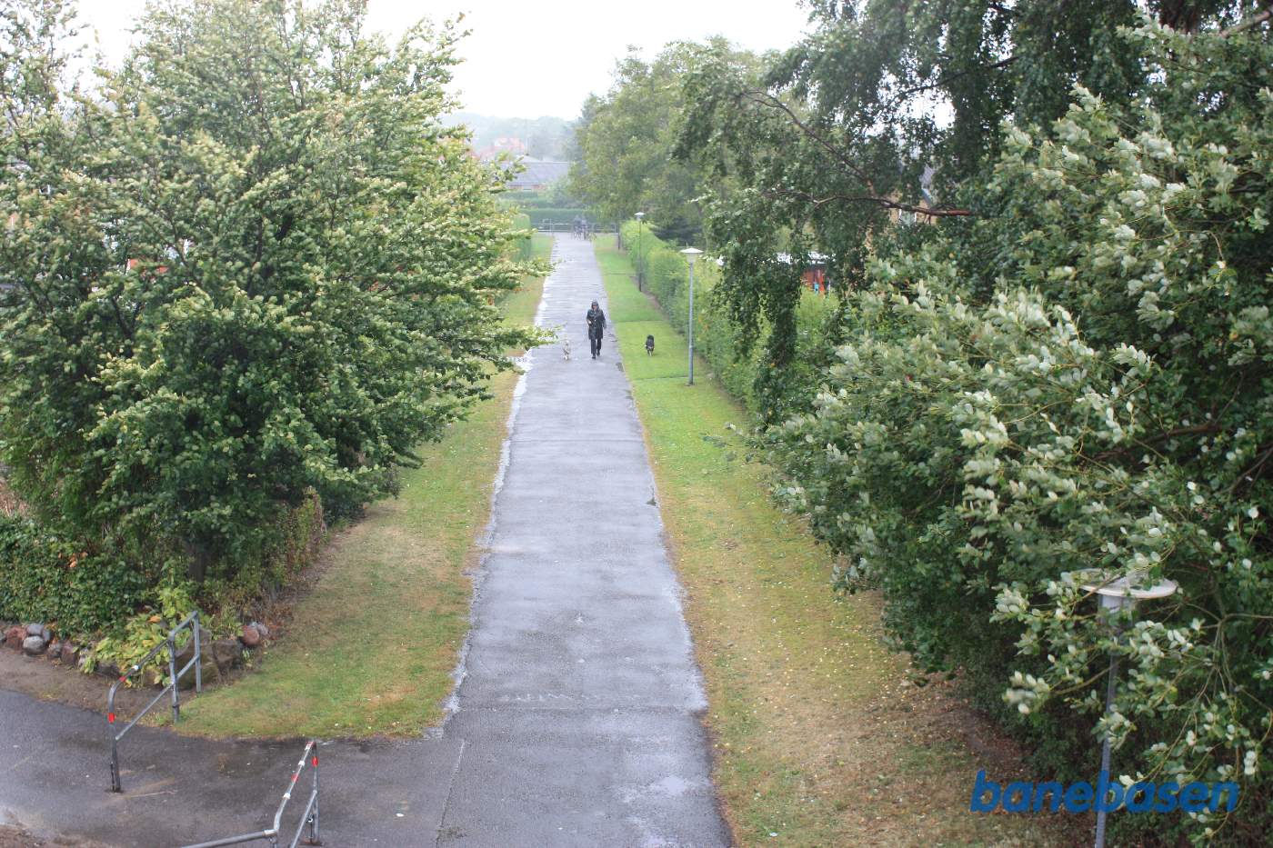 Oppe fra vejbroen på Almindingsvej, er der et fint vue ud langs stien mod Nexø og det nye parcelhusområde Oppe fra vejbroen på Almindingsvej, er der et fint vue ud langs stien mod Nexø og det nye parcelhusområde